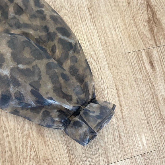 NWT Available Ruffle and Puff Sleeve Top - Picture 4 of 7